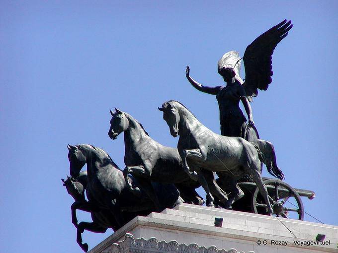 Estátua da deusa Victoria dirigindo um carro, monumento Victor Emmanuel II, Roma - Italia