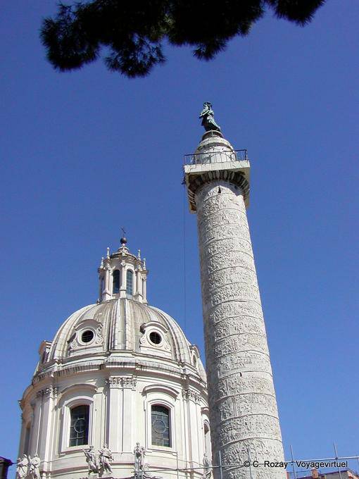 Coluna de Trajano Vista e Igreja de Santa Maria di Loreto Dome, Roma - Italia