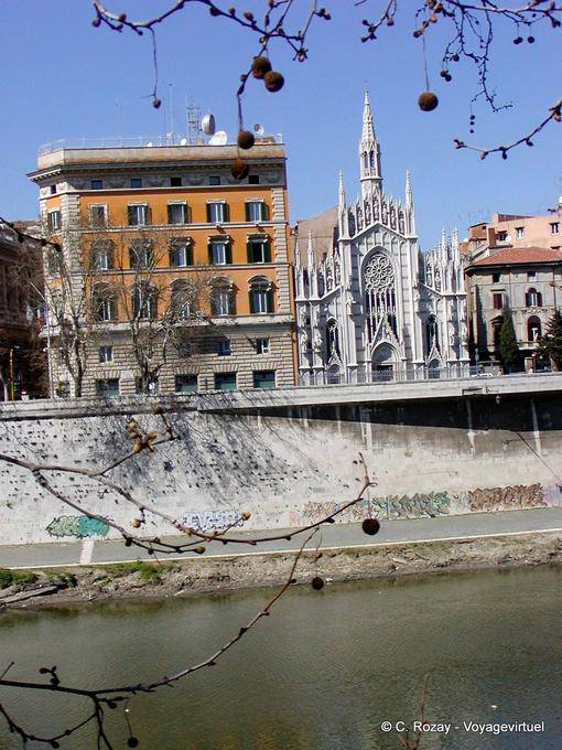Igreja do Sagrado Coração de vista Sufrágio das margens do Tibre, em Roma - Italia
