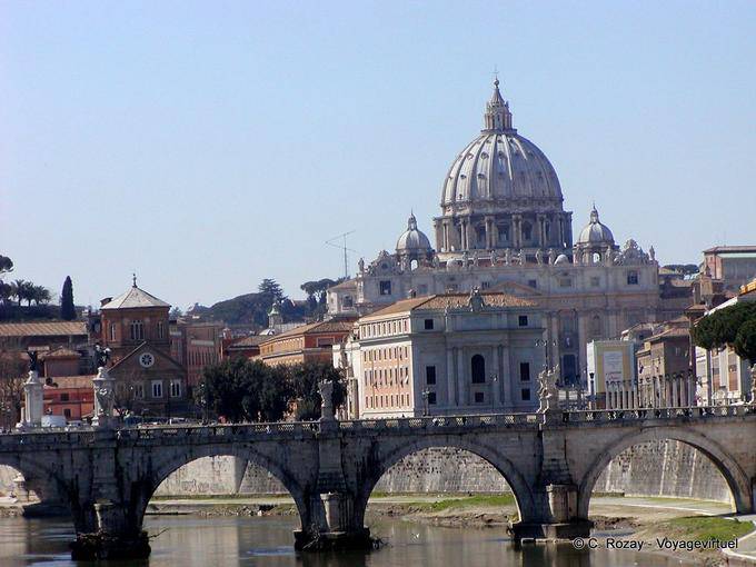 Ponte Sant'Angelo e São Pedro, no fundo, Vaticano, Roma - Italia