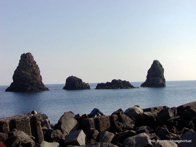 Nap em lava vulcânica em ilhas caos, Acci Trezza, Sicília - Italia