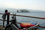 A travessia de balsa de Gilimanuk em Bali e Java Ketapang, Indonésia.