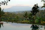 Reflexão do vulcão Gunung Raung nuvem, Java, Indonésia.