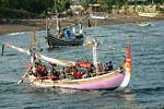 Barco tradicional rosa, Ketapang, Java, Indonésia.