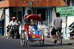 Tuk-tuk usado como um táxi, porto de Ketapang, Java, Indonésia.