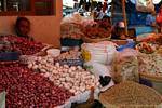 Alho e chalotas no mercado Banyuwangi, Java, Indonésia.