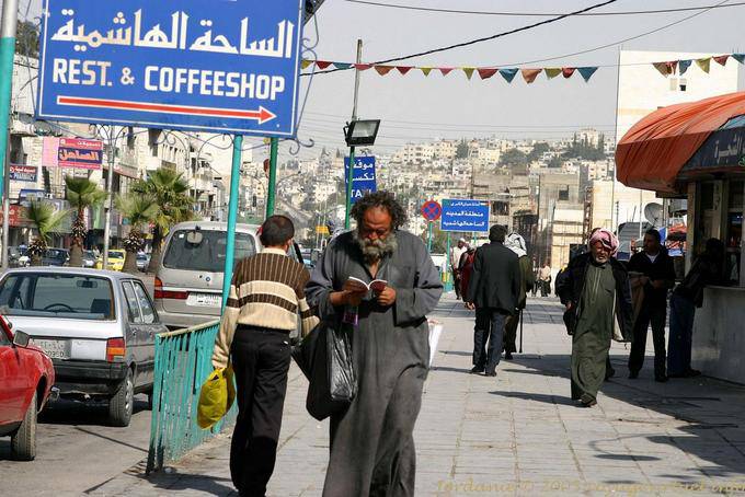 Jogador andando pela rua, Amman - Jordania
