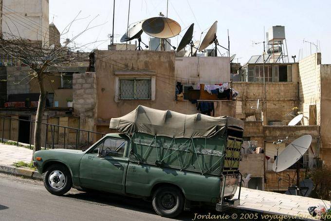 Profusão de antenas parabólicas nos telhados, Amman - Jordania