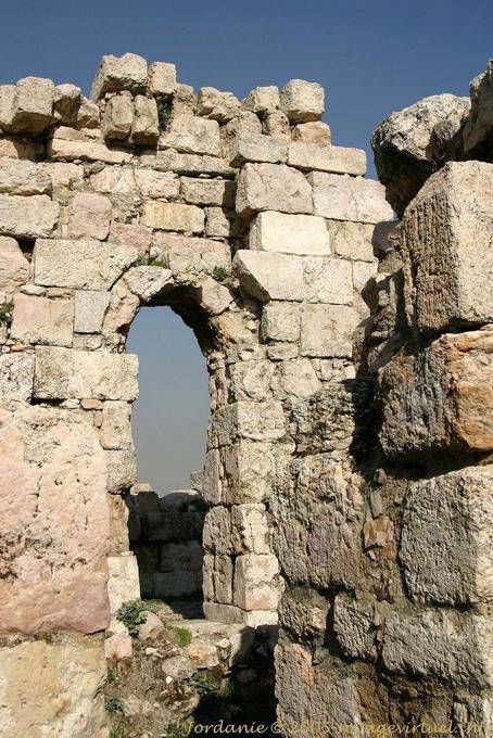 Passagem na parede da Citadel Amman Citadel, Amman - Jordania