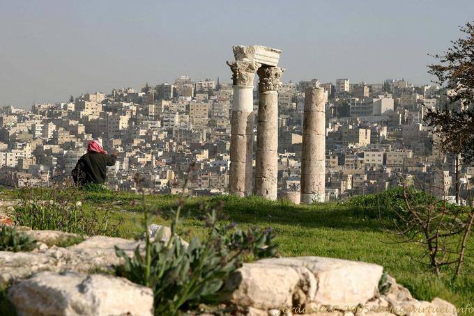 Colunas do Templo de Héracles com vista para a cidade, Amman - Jordania