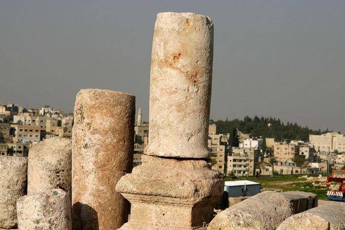 Colunas truncadas do Templo de Hércules em Amman Citadel - Jordania