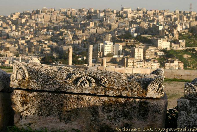 Tumba Sarcófago na cidadela com vista para o Jebel al-Qalaa, Amman - Jordania