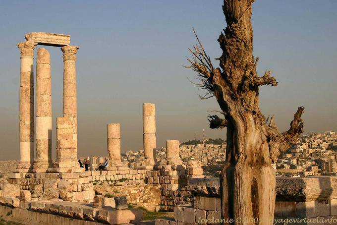Nas ruínas do templo de Heracles, pôr do sol, Amman - Jordania