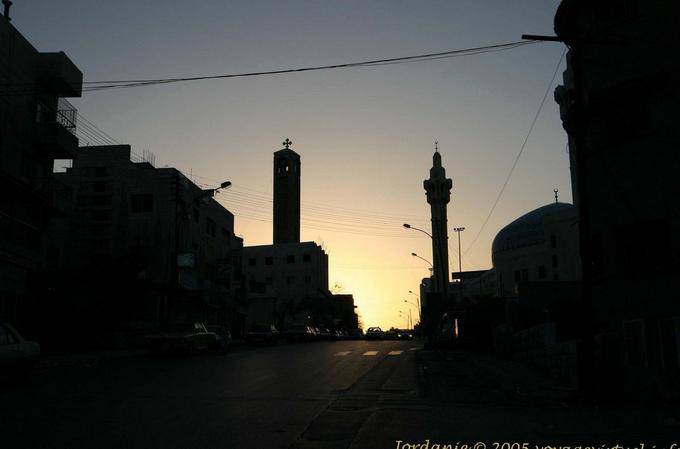 Tolerância: torre da igreja e mesquita minarete ao pôr do sol, Amman - Jordania