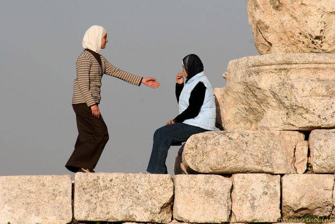 Mão estendida, a juventude jordana na Cidadela de Amã, Amman - Jordania