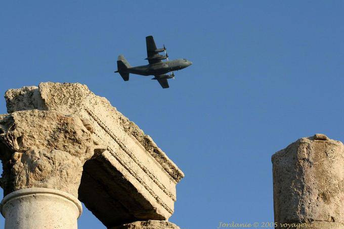 Hélice de avião voando sobre o templo de Hércules, Amman - Jordania