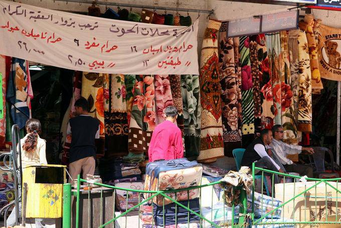 Exposição do tecido em uma rua, Aqaba - Jordania