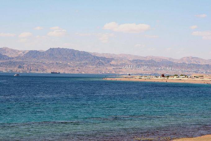 Montanhas e edifícios de Eilat (Israel) da costa de Aqaba - Jordania