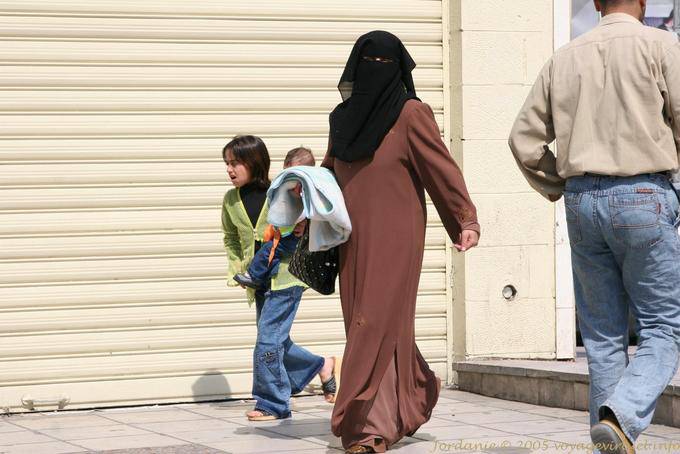 Mulher vendada com seus filhos, Aqaba - Jordania