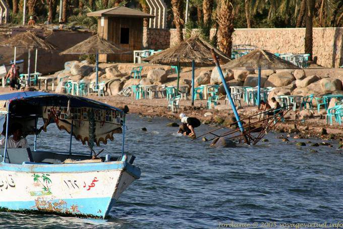 Cadeiras e guarda-sóis na praia, no centro de Aqaba - Jordania