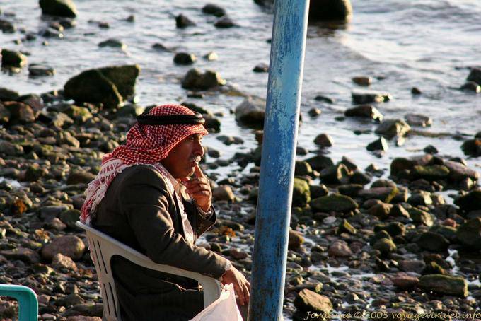 Jordan pensativamente para a beira da água, Aqaba - Jordania