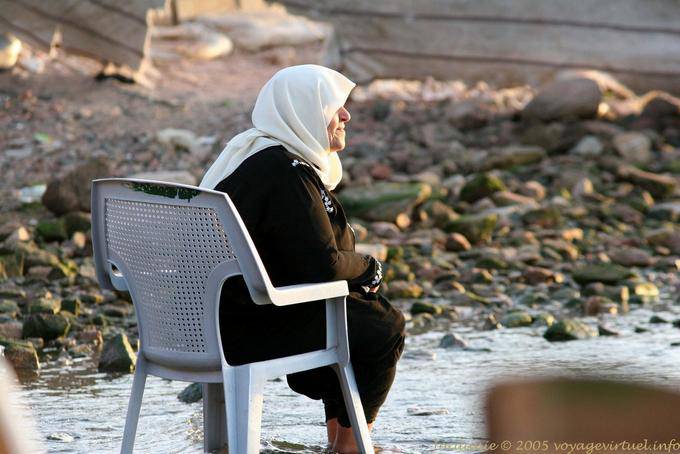 Pés Velha Senhora na água, Aqaba - Jordania