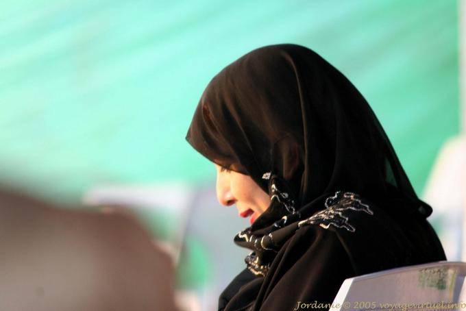 Perfil da mulher no lenço preto, Aqaba - Jordania
