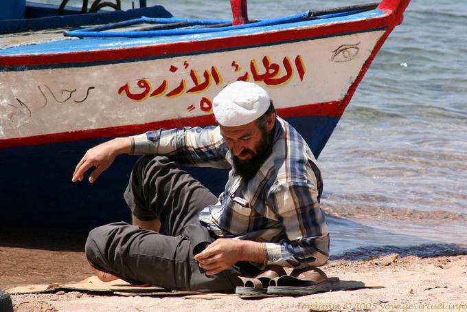 Descanse em frente de um barco, Aqaba - Jordania
