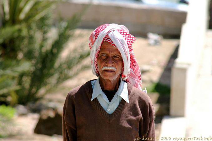 Retrato do homem que veste um keffiyeh, Aqaba - Jordania