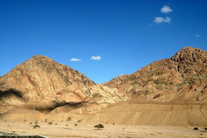 Cores das montanhas circundantes Aqaba - Jordania