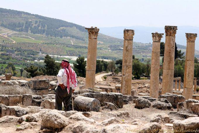 Man in kefieh admirando a paisagem, Jerash - Jordania