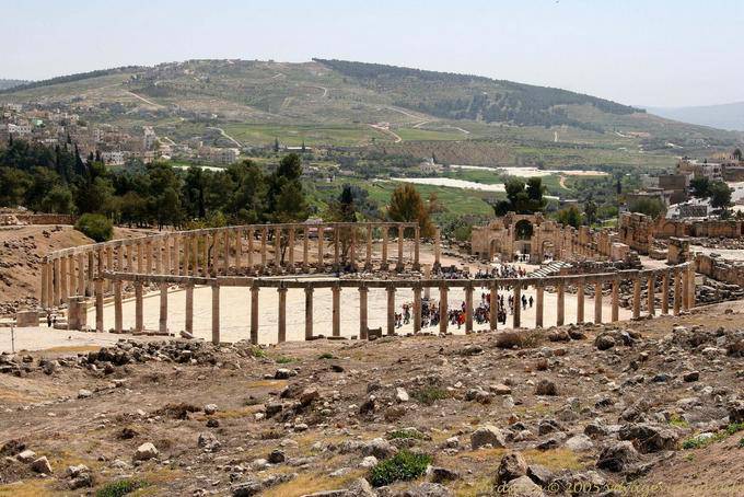 Colunata dobrar o fórum oval e portão sul, Jerash - Jordania