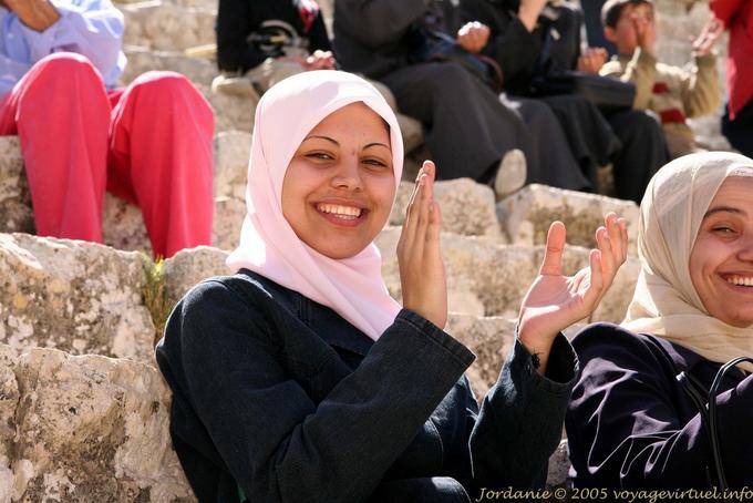 Aplausos e belo sorriso nos degraus do teatro, Jerash - Jordania