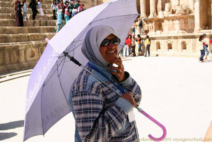 Jordan com um guarda-chuva, teatro sul, Jerash - Jordania
