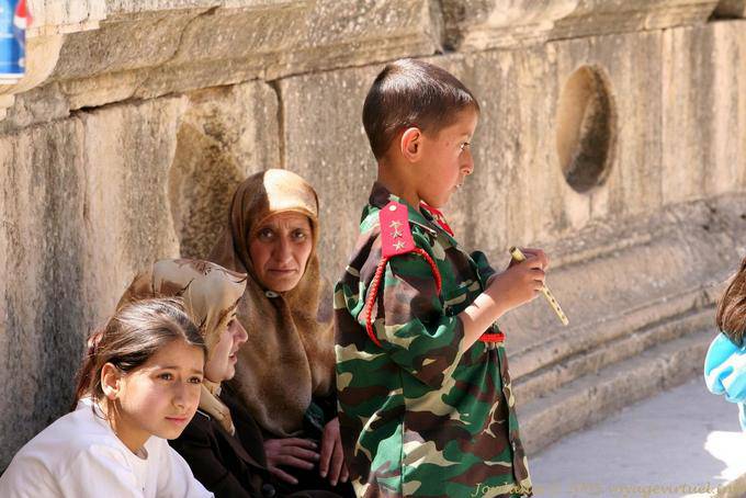 Spectator e garoto de uniforme, teatro sul, Jerash - Jordania