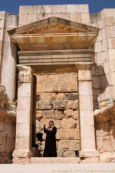 Filha de História no teatro do sul, Jerash - Jordania