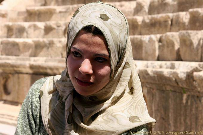 Mulher nova no lenço no teatro, Jerash - Jordania