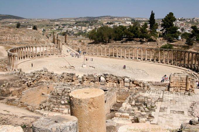 A visão Oval up do Templo de Zeus, Jerash - Jordania