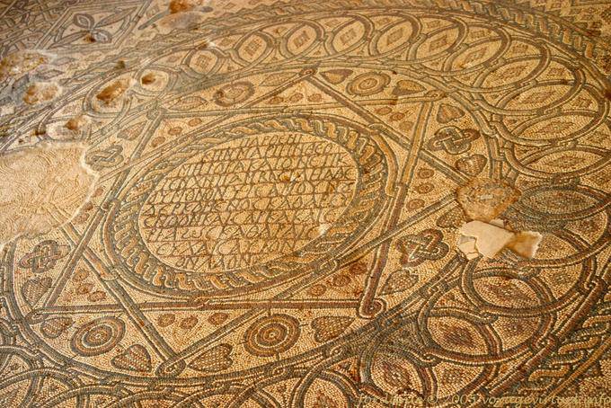Grande mosaico geométrico com medalhão grego, Madaba - Jordania