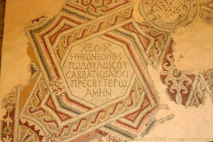 Inscrição em grego, mosaico expostos no Museu Arqueológico de Madaba - Jordania