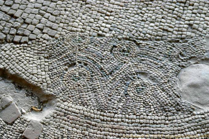 Detalhe de mosaico antigo adornando o chão da igreja de VIth Madaba século - Jordania