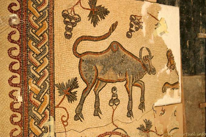 Zebu assistindo a um leão, mosaico no santuário Kirbet Mukkayat, o Monte Nebo - Jordania