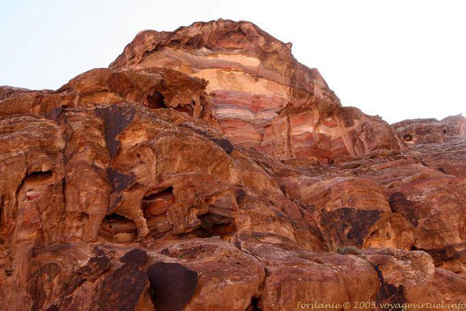 Desintegrando rochas ao pôr do sol, Petra Deir - Jordania