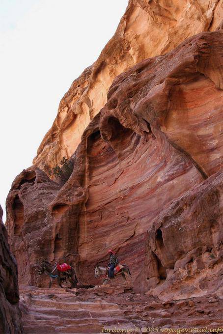 Riders na descida íngreme, Petra Deir - Jordania