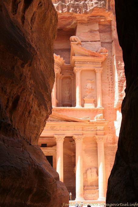 Colunas de descobertas Khazneh do Siq, Petra - Jordania