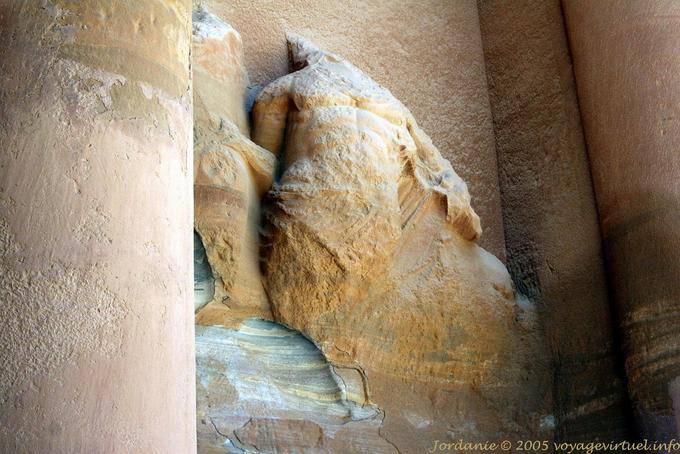 Headless Statue, Khazneh, Petra - Jordania