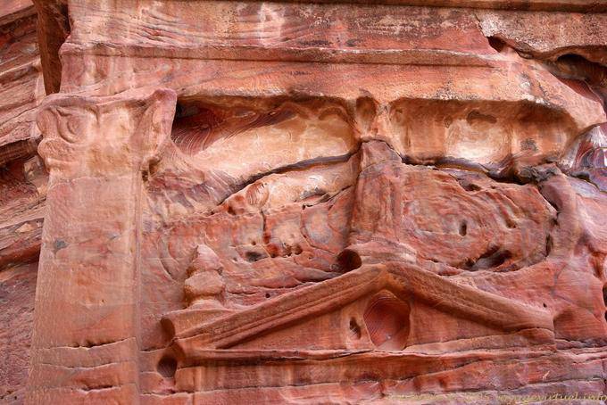 Coluna e frontão com o velho rock pela erosão, Petra Khubta - Jordania
