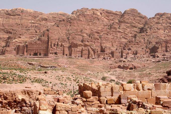 Visão geral das tumbas reais no penhasco, Petra Khubta - Jordania