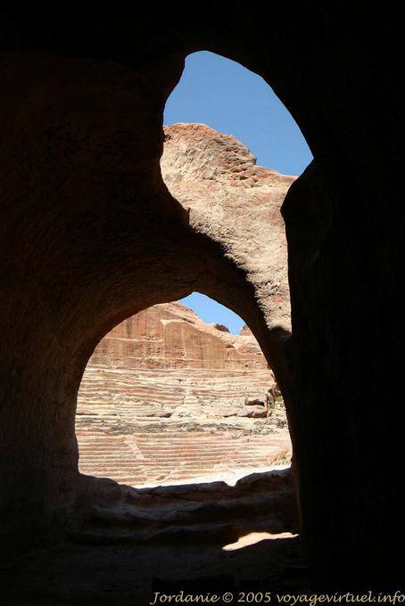 Fragmento de teatro visto de dentro de um túmulo, Petra Khubta - Jordania
