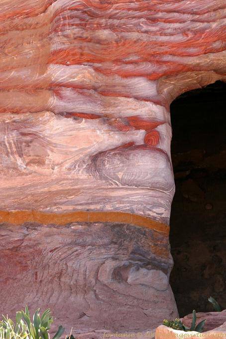 Pilha de camadas na entrada de uma tumba, Petra Khubta - Jordania